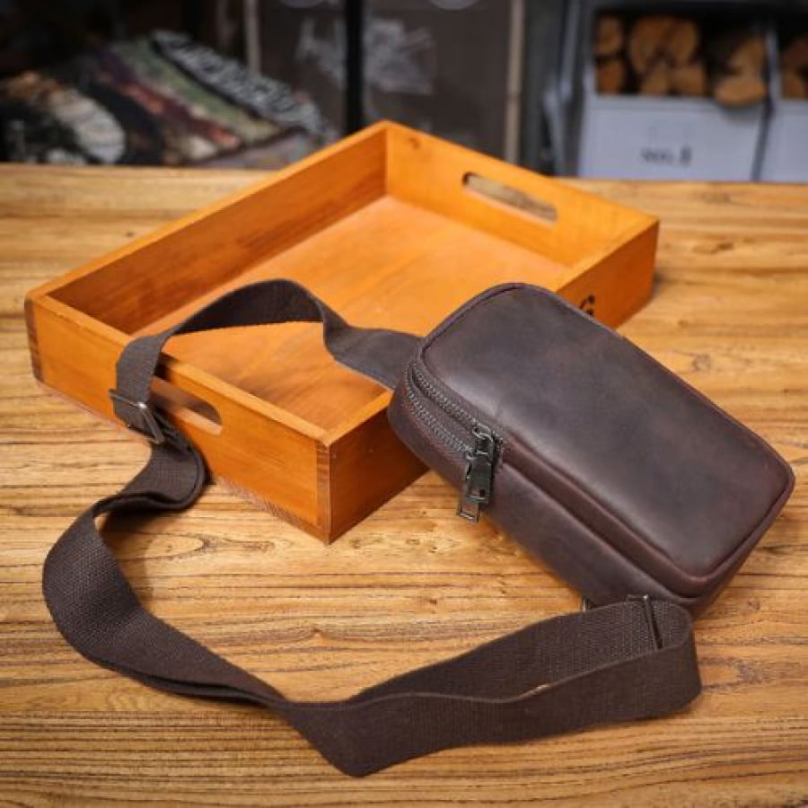 Bolsa Transversal Chest/Shoulder Bag Artesanal Couro Premium Conker Marrom Café bagm1000