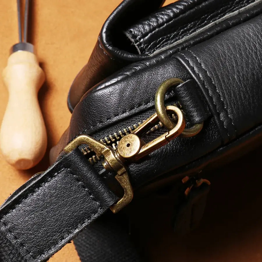 Bolsa Transversal Masculina Couro Vintage Explorer Unbu Preto bagm600